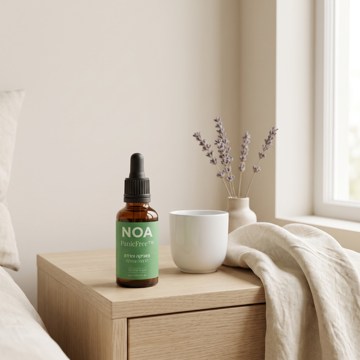בקבוק NOA PanicFree™ 30 מ"ל על שידת לילה עם ספל