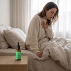אישה מתמודדת עם התקף חרדה על קצה המיטה | NOA PanicFree™
